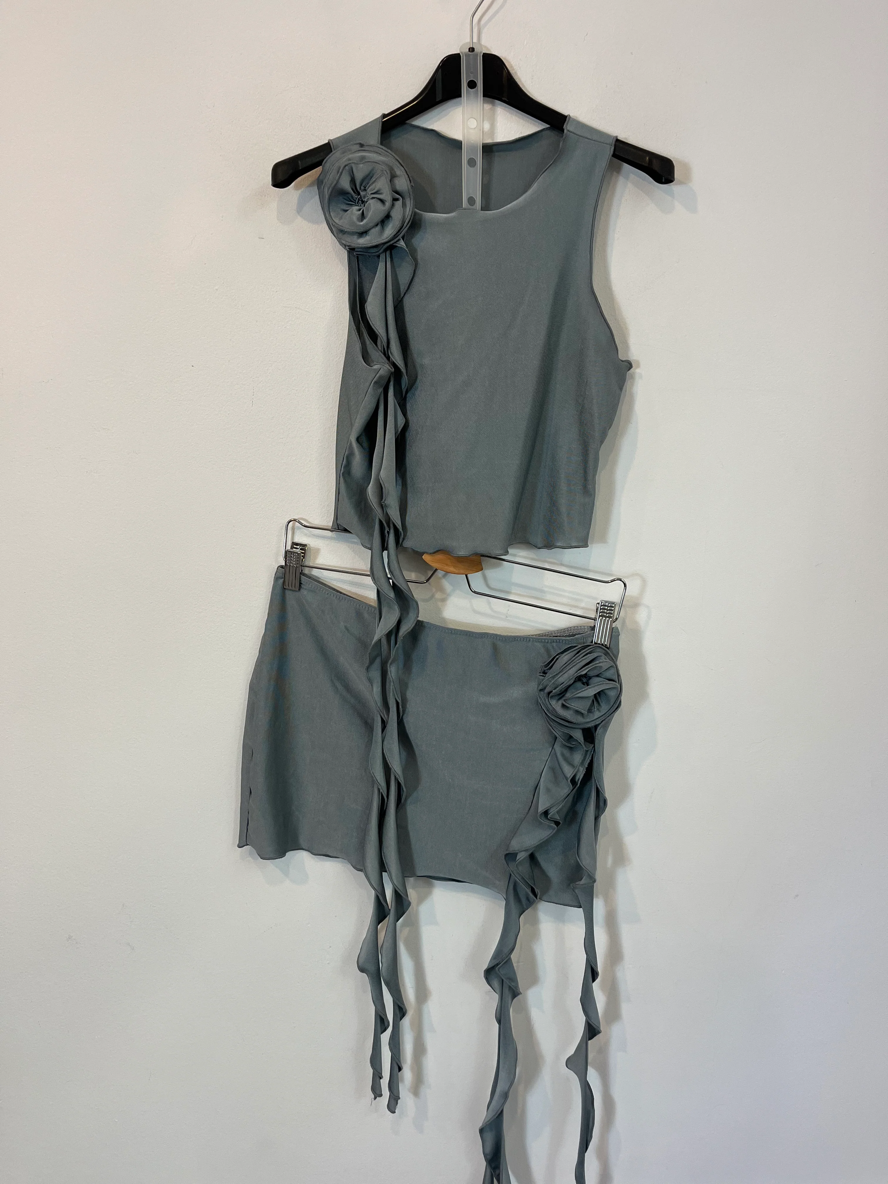 OTRAS. Total look top y falda detalle flor T.m