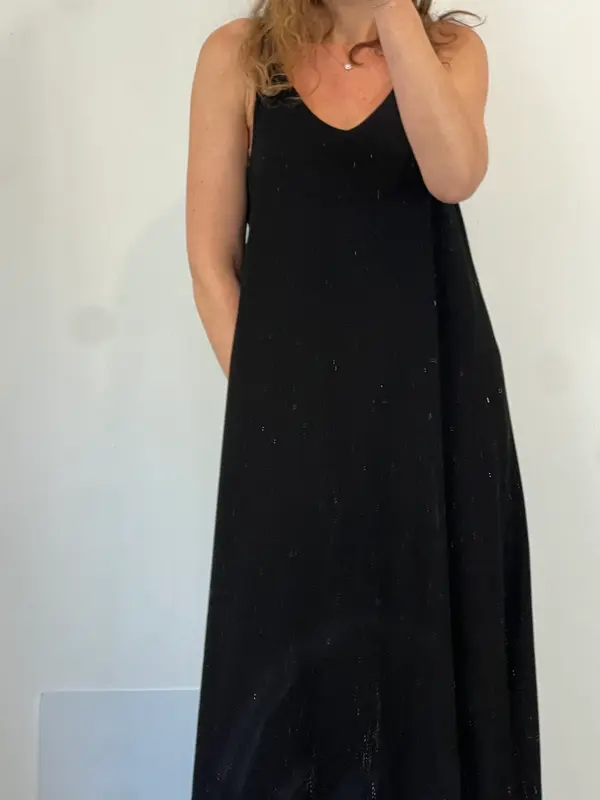 OTRAS. Vestido negro largo bolsillos