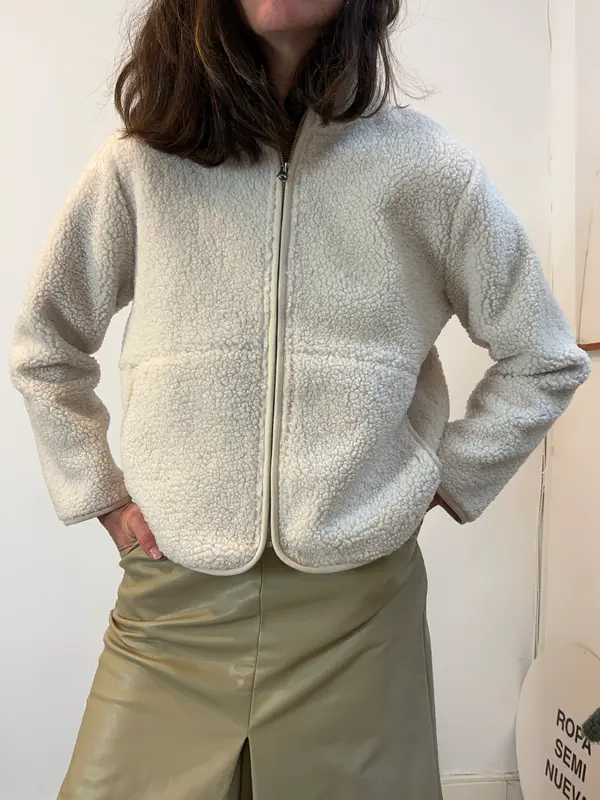 OYSHO. Chaqueta borrego beige