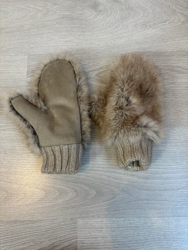 OYSHO. Manoplas pelo tonos beiges