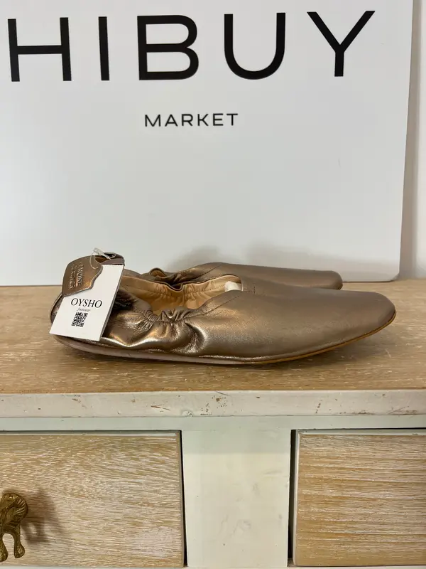 OYSHO. Zapatos plano dorado. T 39