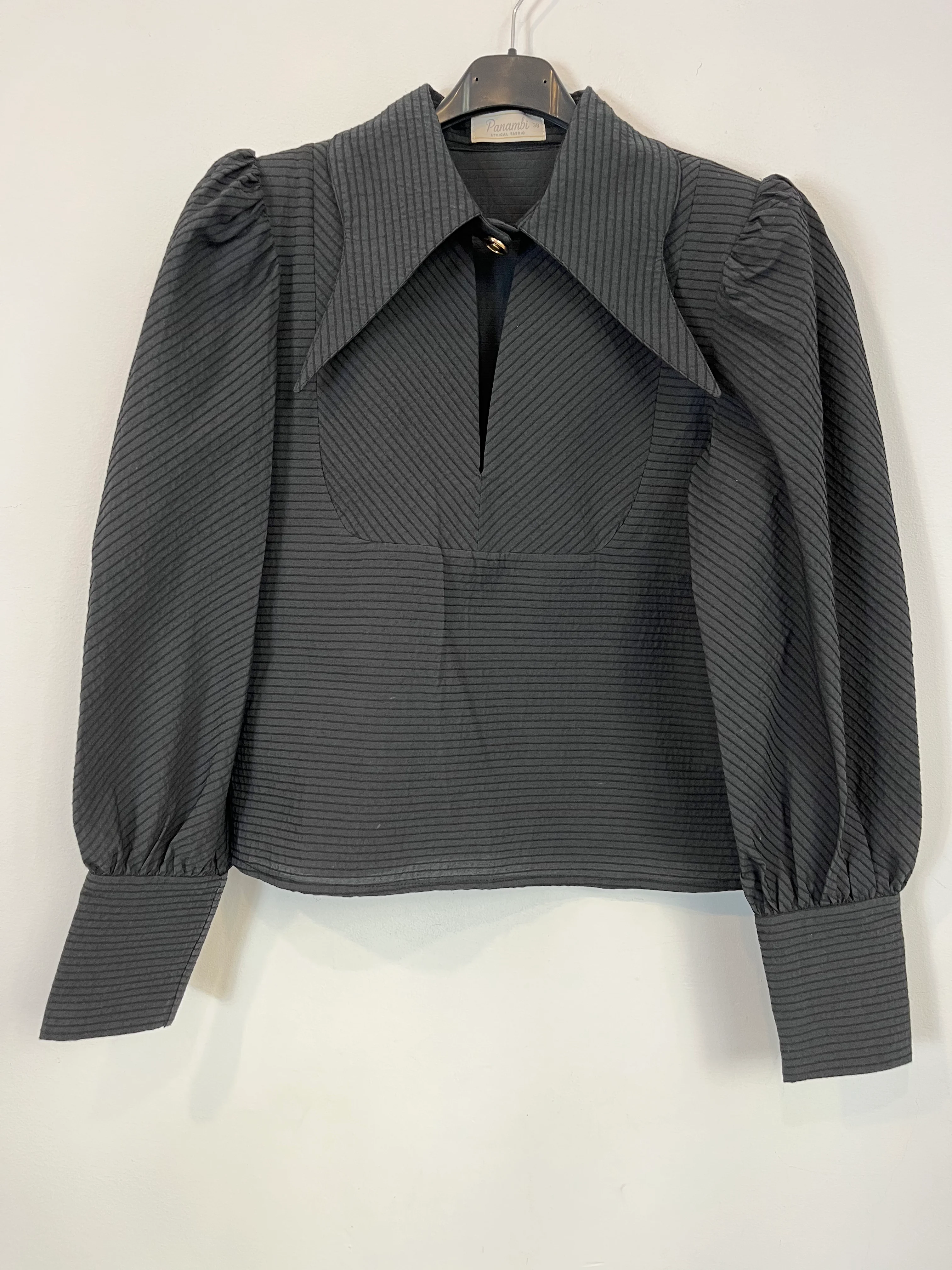 PANAMBI. Blusa negra textura T.38