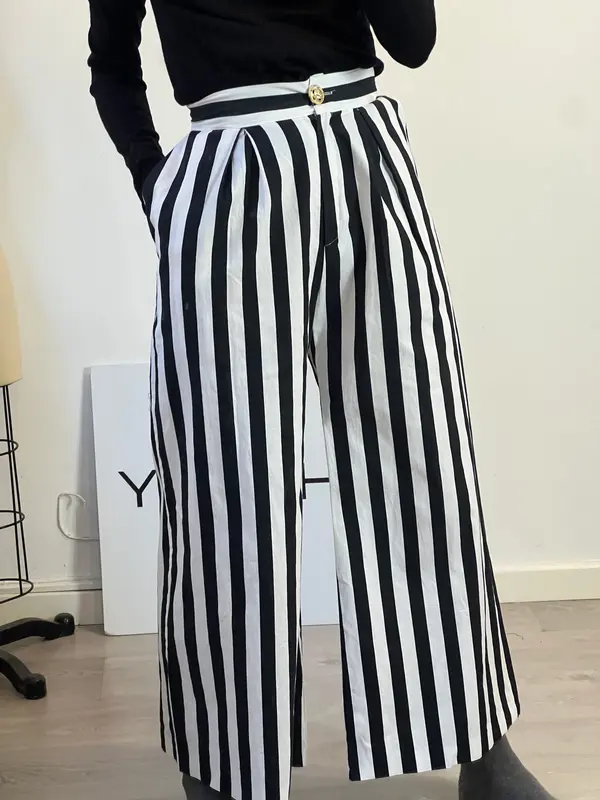 PANAMBI. Pantalón rayas detalle botón