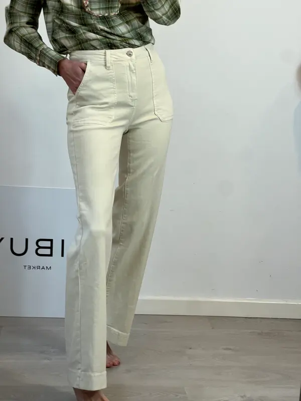 Pantalón beige recto bolsillos