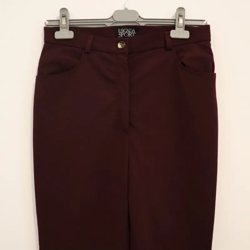 Pantalón burdeos recto básico Escada