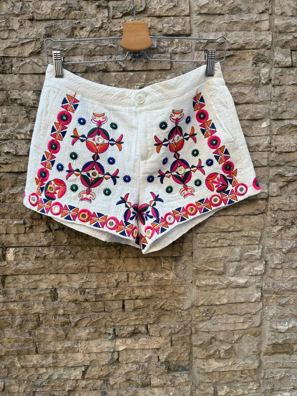Pantalón corto blanco bordados