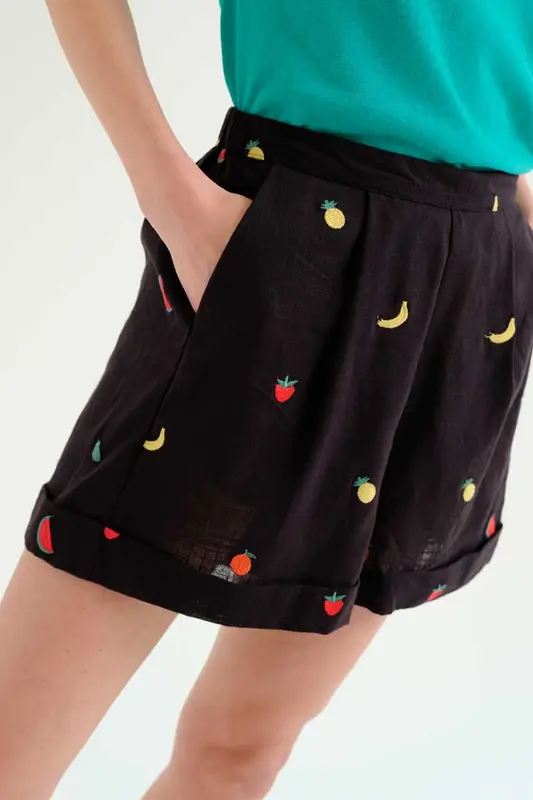 PANTALON CORTO BORDADO FRUTAS