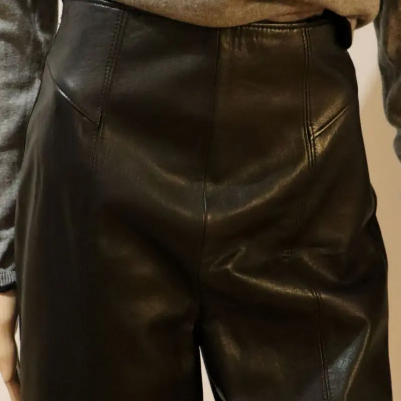 Pantalón negro de cuero combinado Plural
