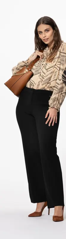 Pantalones curvy con charm Kitana