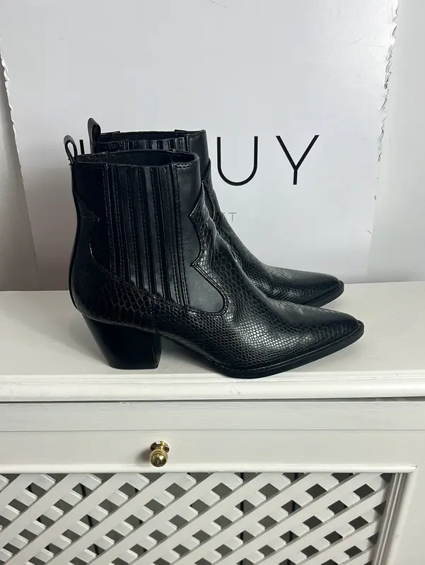 PARFOIS. Botines negros piel efecto animal print. T 38