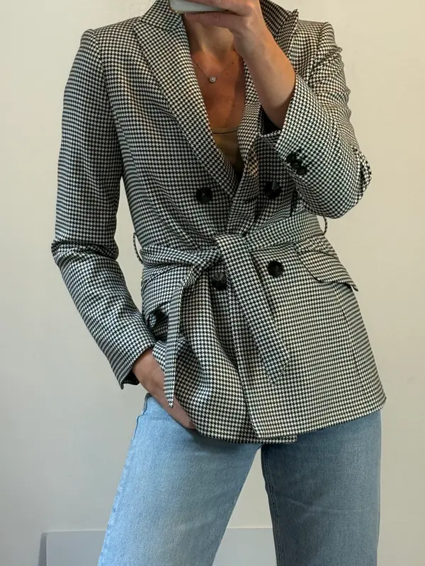 PEDRO DEL HIERRO. Americana pata de gallo con cinturón