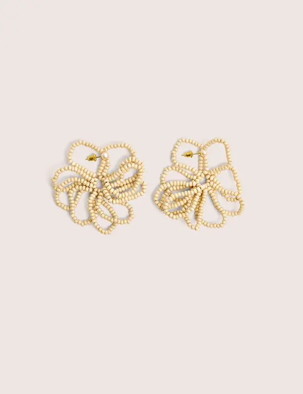 Pendientes de flores con cuentas color beige