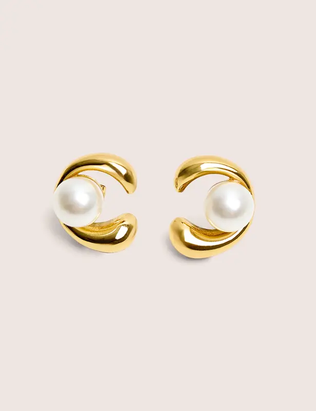 Pendientes de forma abstracta con perla y baño de oro
