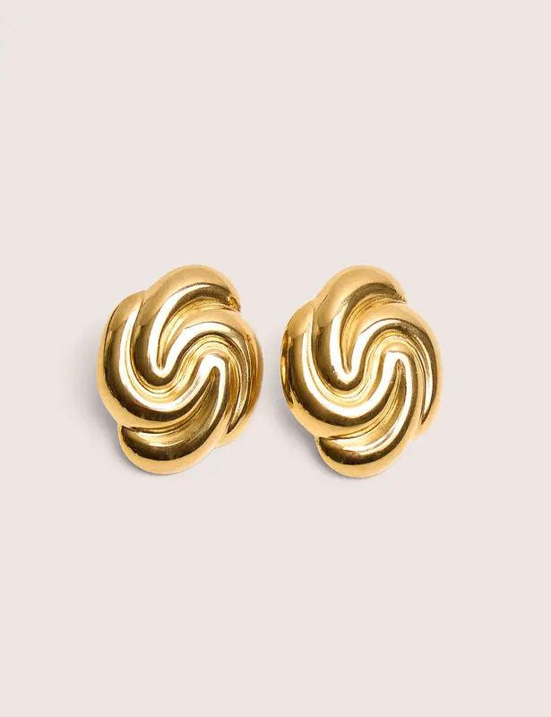 Pendientes dorados con detalle en espiral