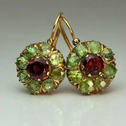 Pendientes Redondos Chic con Cristales Verdes y Rojos