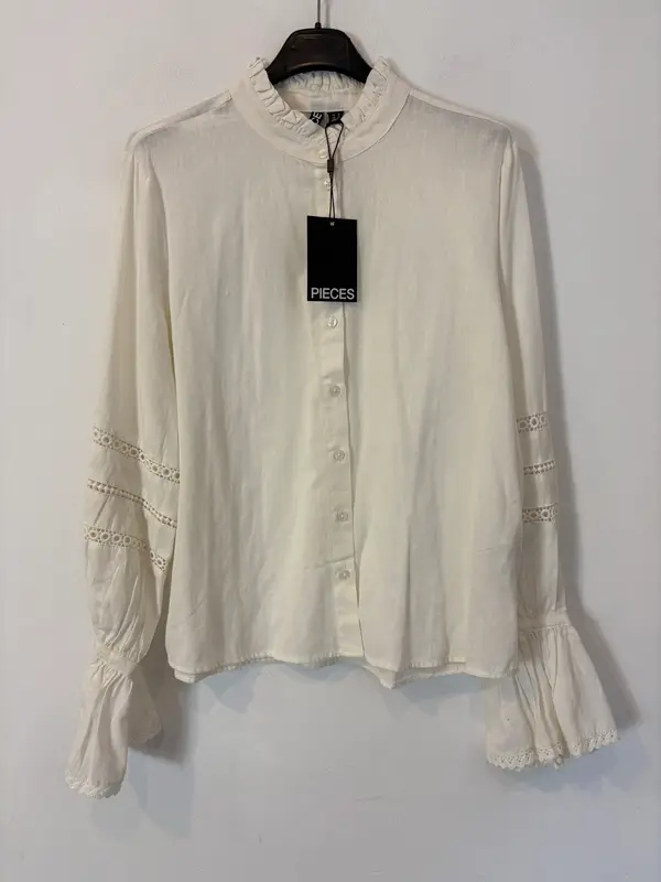 PIECES. Blusa algodón manga volante