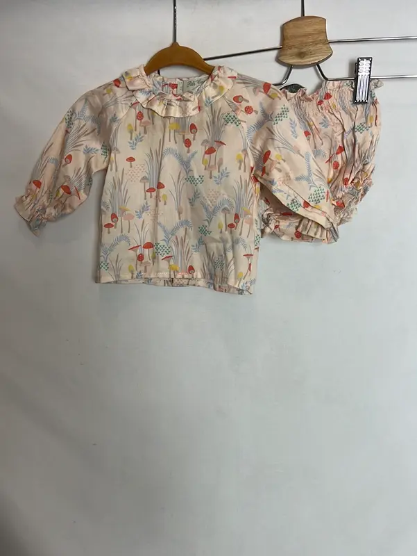 PILI CARRERA. Conjunto blusa y cubre pañal  estampado. T 3 meses