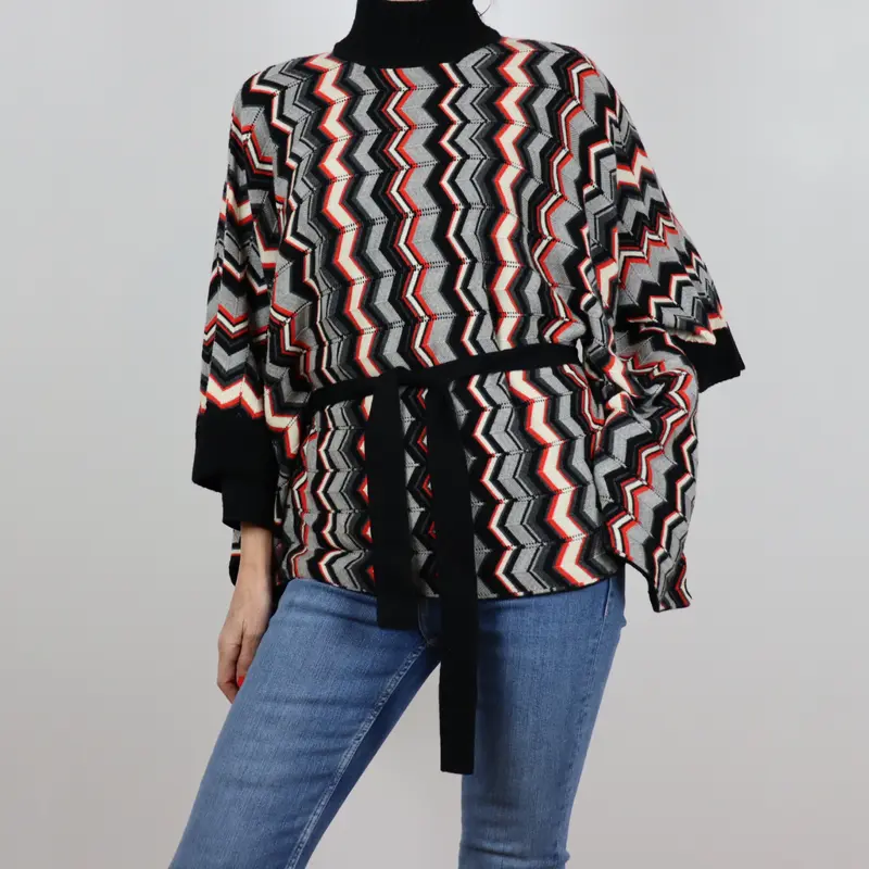 Poncho de cuello alto anudado a la cintura estampado