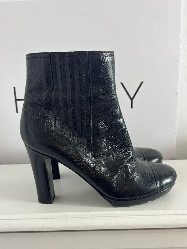 PRADA. Botines negros piel. T 37