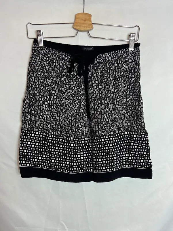 PROMOD. Falda corta negra estampada. T 36
