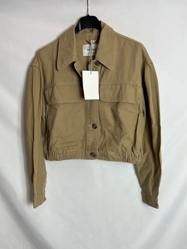 PULL&BEA. Cazadora cropped beige. T S
