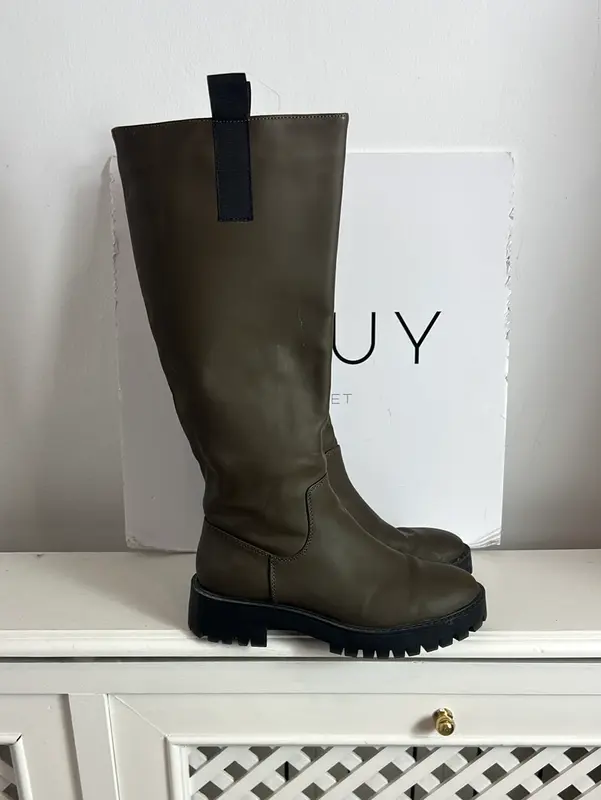 PULL&BEAR . Botas latas verdes. T 37
