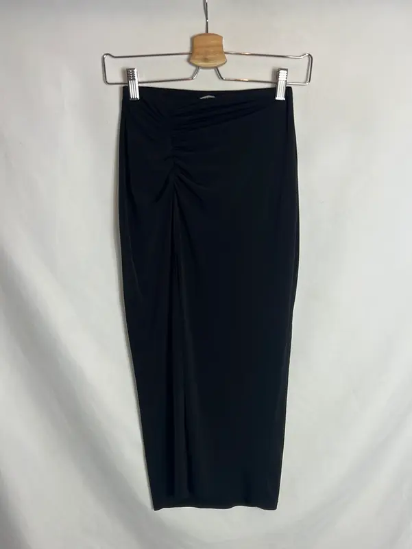 PULL&BEAR . Falda midi negra apertura . T S