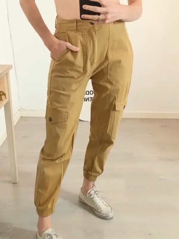 PULL&BEAR. Pantalón camel cargo T.36