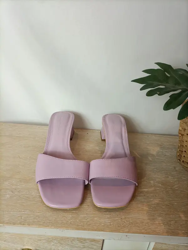 PULL&BEAR. Sandalia lila tacón  T.37