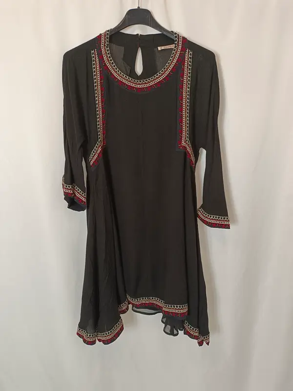 PULL&BEAR. Vestido negro abalorios y bordado T.m