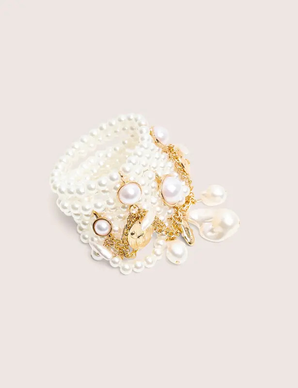 Pulsera de perlas en capas con dijes de oro