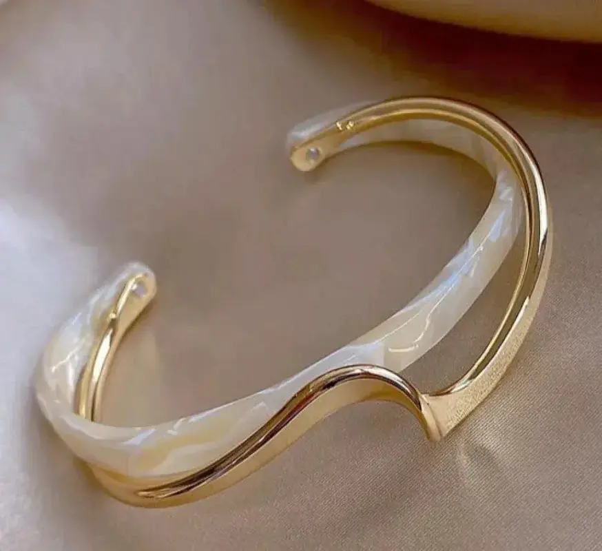 Pulsera Elegante en Oro con Ópalo Blanco