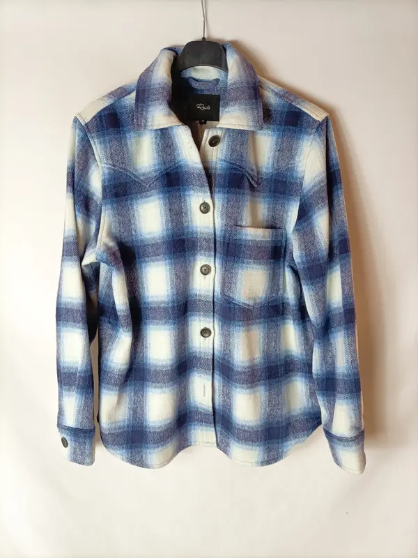 RAILS. Sobre camisa cuadros azules.