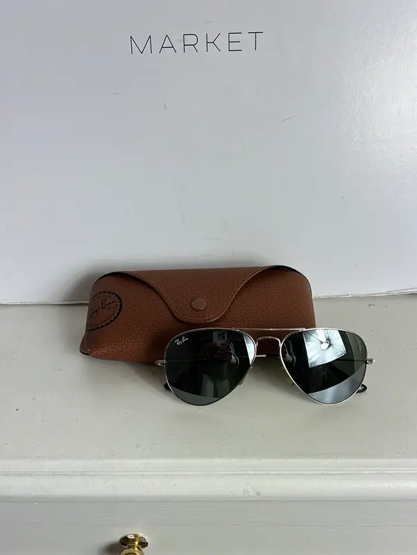 RAYBAN. Gafas estilo piloto cristal gris