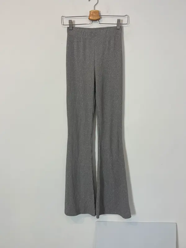 RENATTA & GO. Pantalón canalé plateado. T S