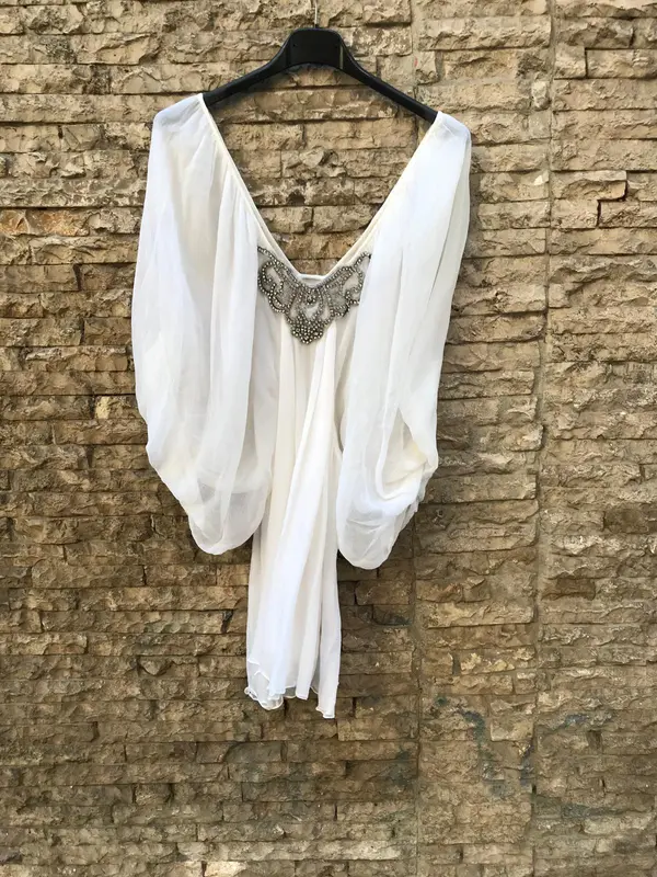 ROCOCO. Top blanco vaporoso detalle escote