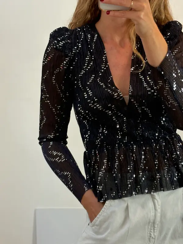 SABINA MUSÁYEV. Top textura hilos brillo detalle hombros