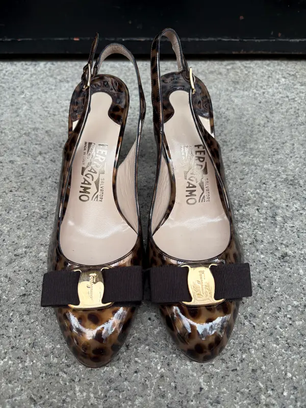 SALVATORE FERRAGAMO. Tacones charol animal print. T 37,5