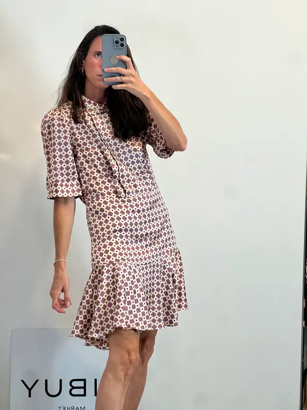 SANDRO. Vestido corto estampado detalle cuello