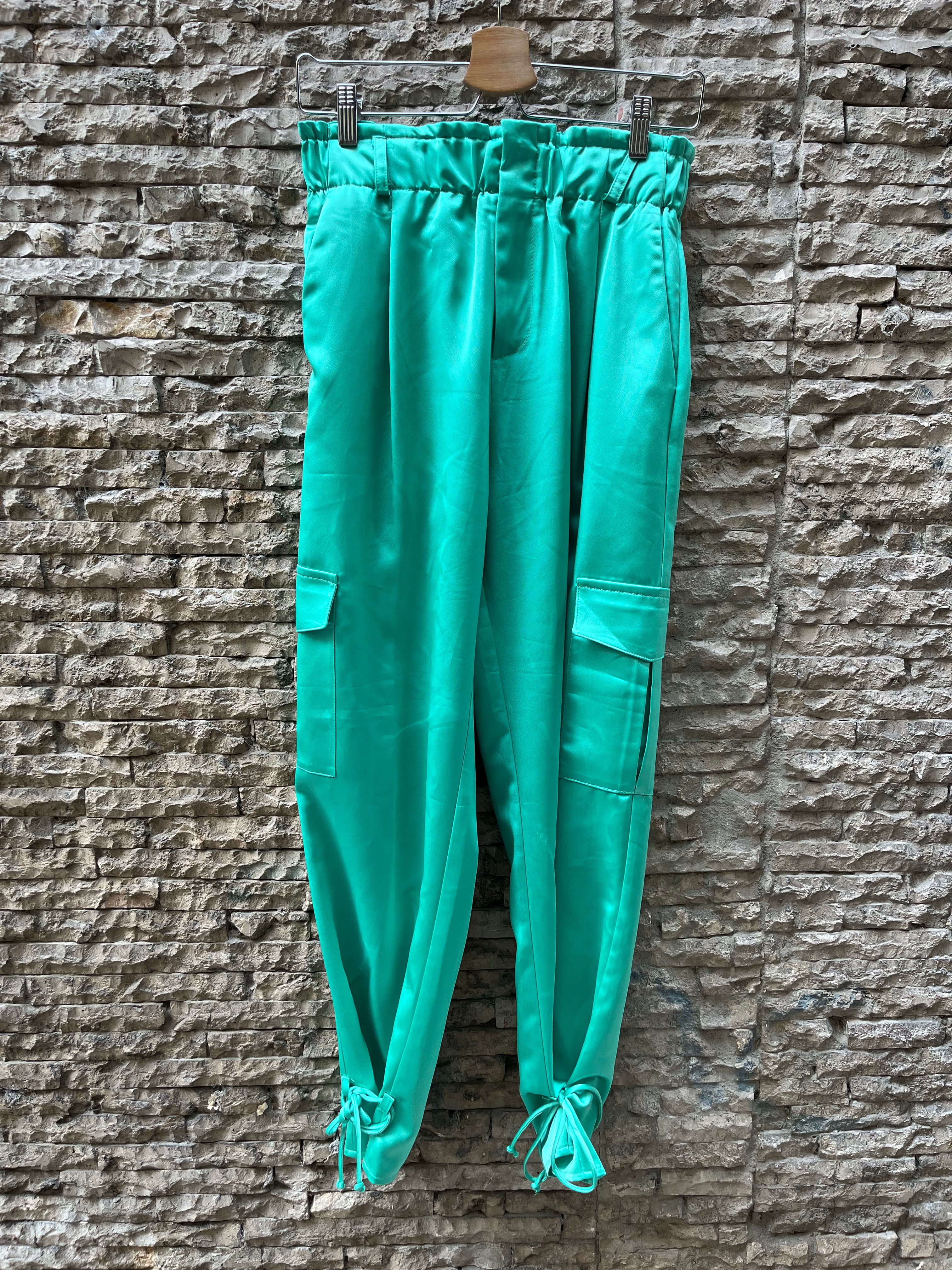 SANTANA DE MORA. Pantalón cargo satinado verde. T S