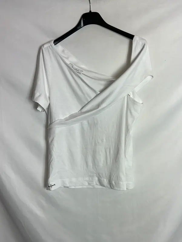 SCALPERS. Camiseta blanca detalle hombro. T S