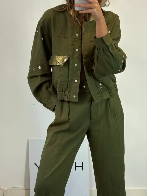 SCALPERS. Conjunto verde tachas. T S