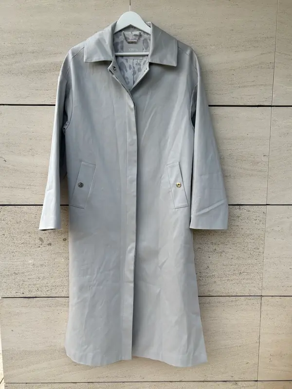 SCRIPTA. Gabardina larga gris claro