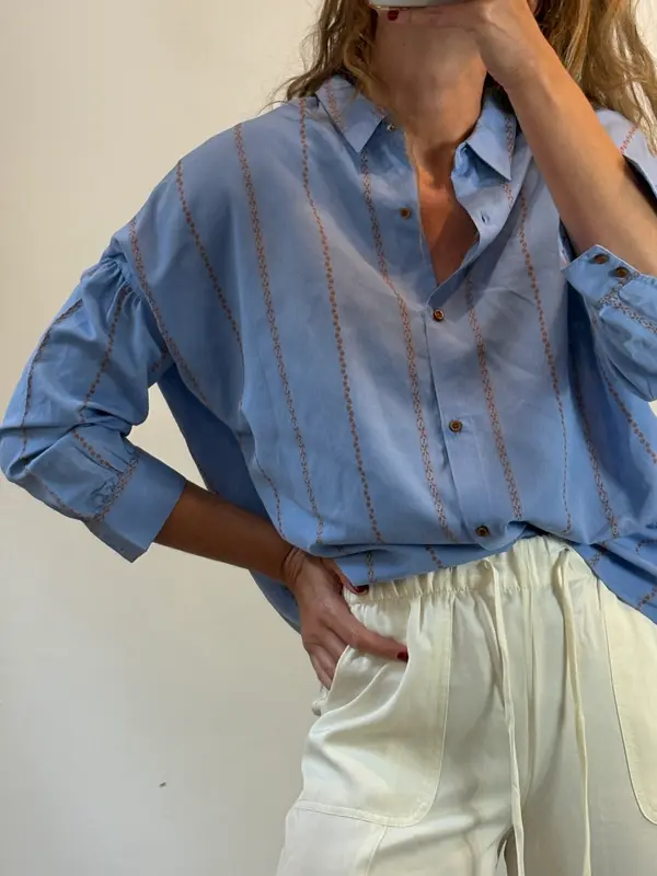 SESSÚN. Camisa azul greca