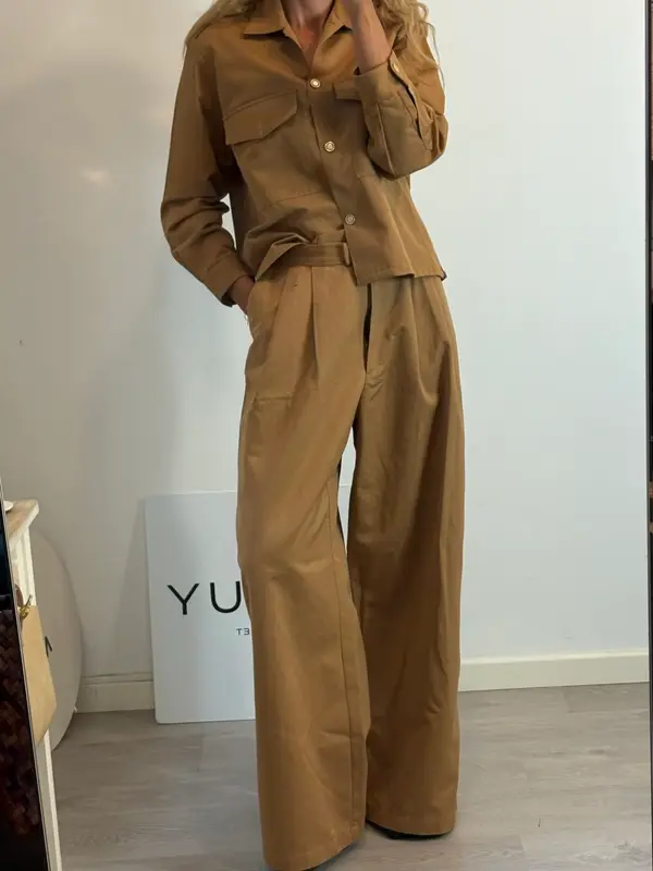 SESSÚN. Conjunto sobre camisa y pantalón camel