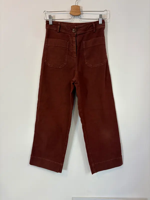 SESSÚN. Pantalón granate bolsillos