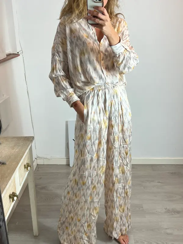 SESSÚN. Total look beige estampado T.s