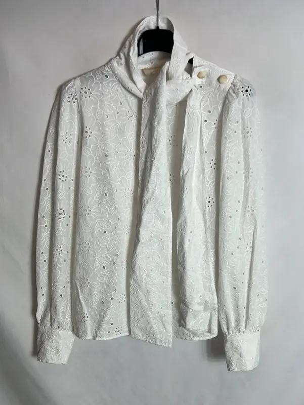 SÉZANE. Blusa blanca troquelada lazada. T 34
