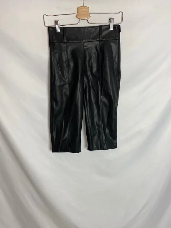 SFERA. Bermudas negras polipiel. T.S