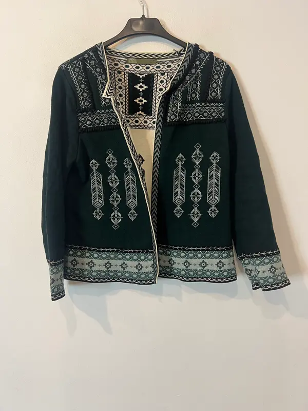 SFERA. Chaqueta punto estilo étnico